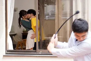 Cô trưởng phòng không mặc áo lót và anh nhân viên may mắn