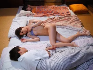 Lén lút bú buồi anh rể khi chị gái làm việc