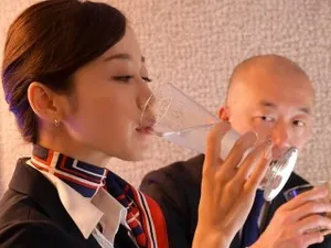 KTV mời một cô gái xinh đẹp vào phòng riêng để quan hệ tình dục