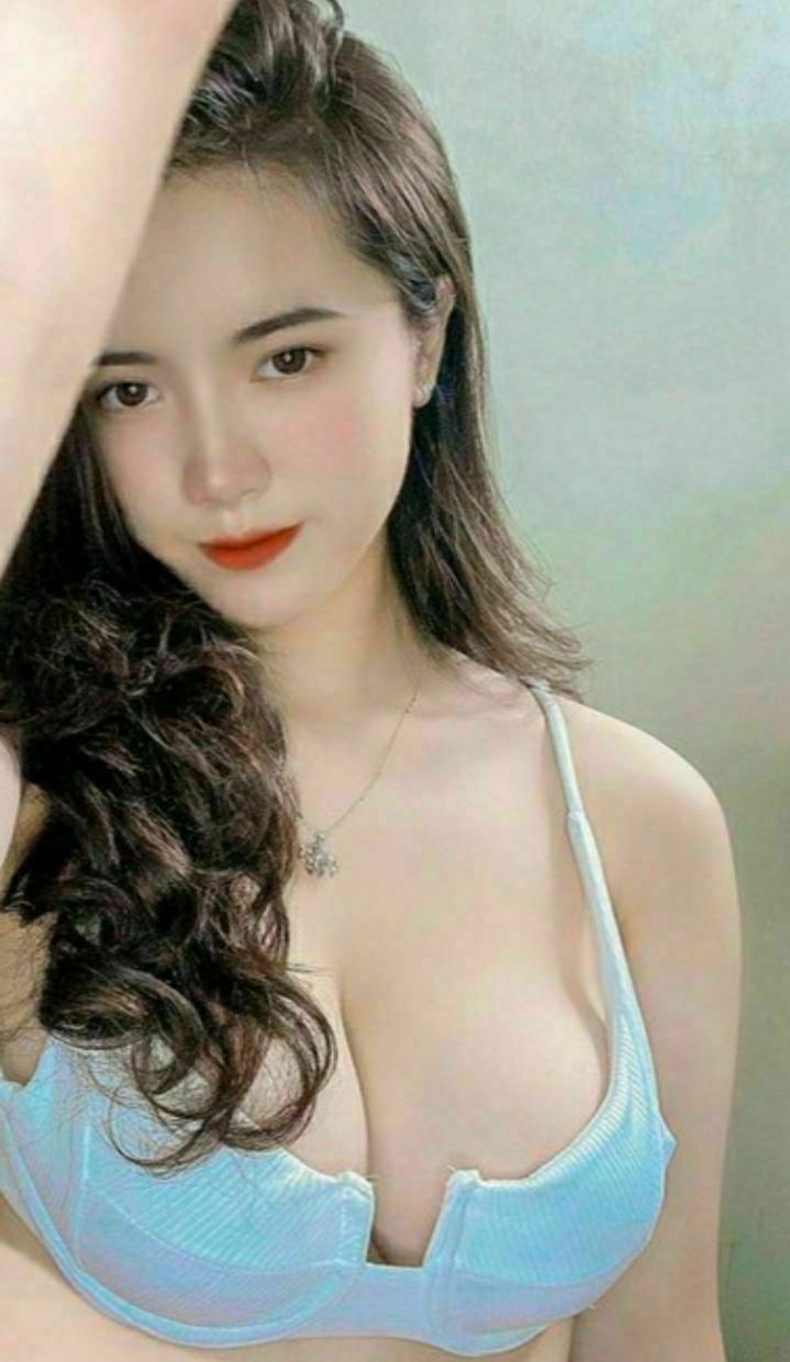 Em nữ sinh gạ địt người lạ trên tàu điện
